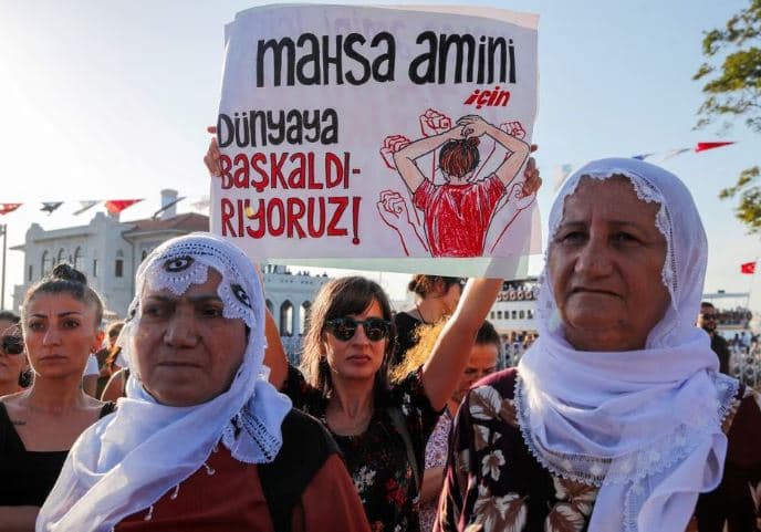 Irani i dënon me burgim dy gazetaret që raportuan për vdekjen e Mahsa Aminit