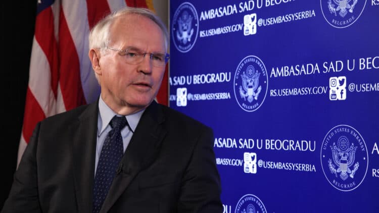 Hill: Tërheqja e ushtrisë dhe arrestimi i Radoiçiqit janë hapa të mirë