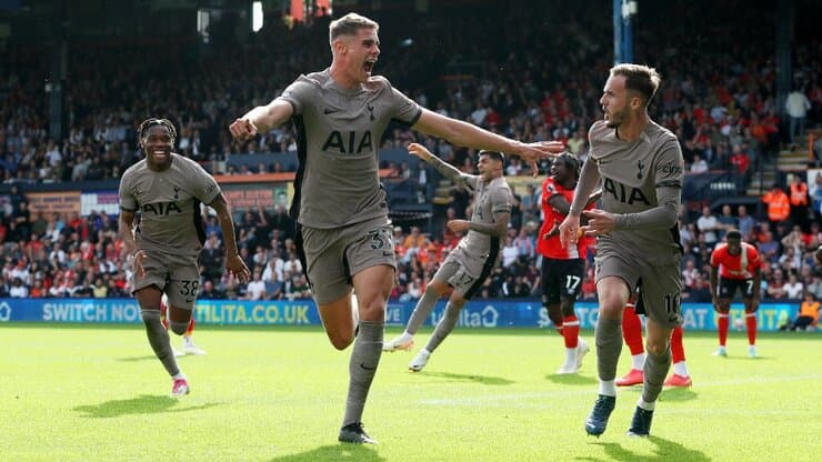 Tottenhami në vend të parë, e mposht Lutonin me 10 lojtarë