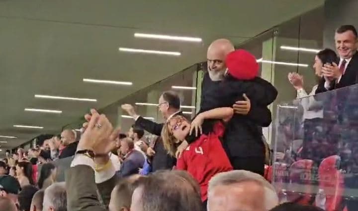 Rama e feston fitoren e Shqipërisë