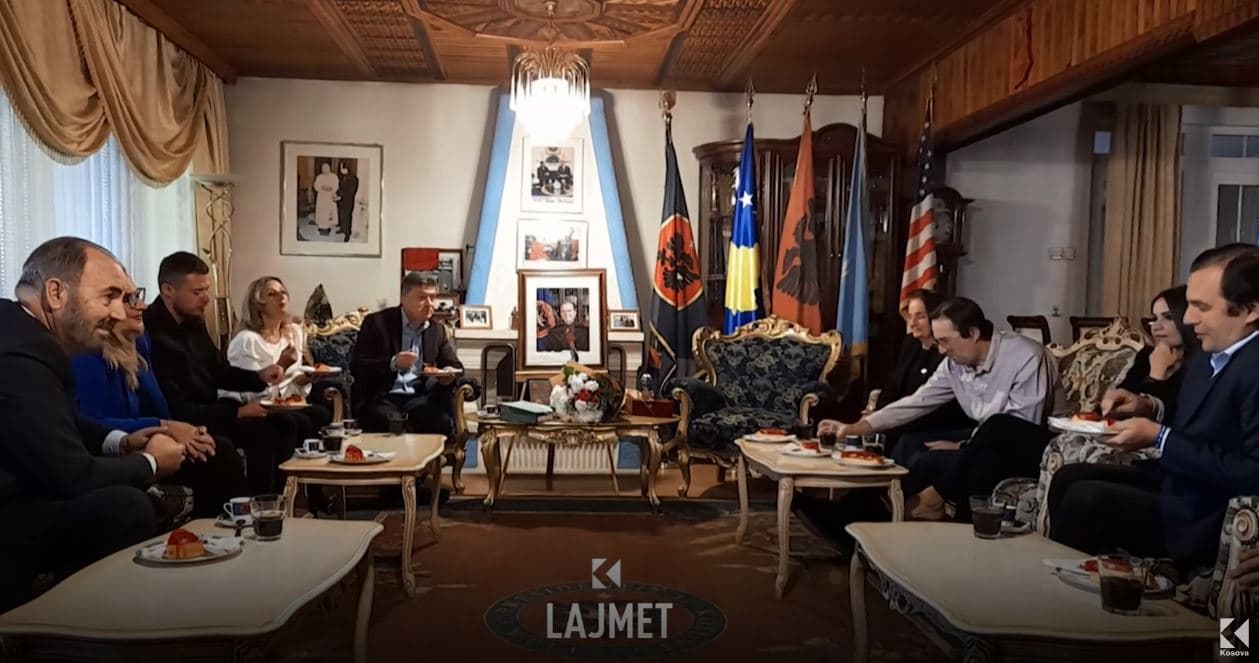 Takohet për herë të parë familja e Ibrahim Rugovës me atë të Adem Demaçit (VIDEO)