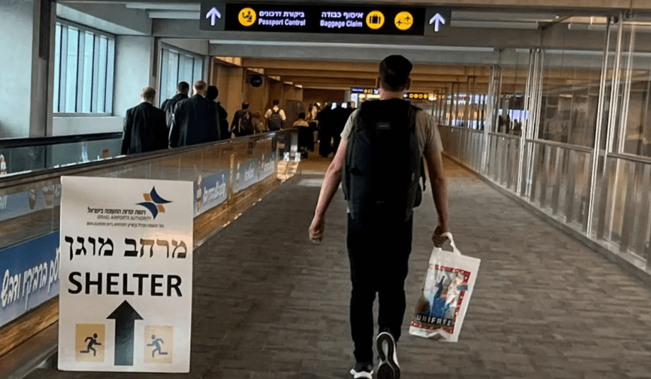 Aeroplani i parë me amerikanë të evakuuar nga Izraeli ateron në Athinë