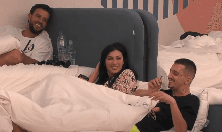 Gani Gërmia i futet në shtrat Brikenës, ajo “ka frikë” nga babai (VIDEO)
