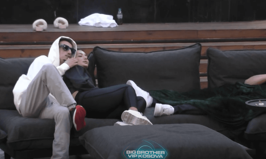 "Të dua, të dua", kujt po ia kushton këto fjalë Gani Gërmia? (VIDEO)