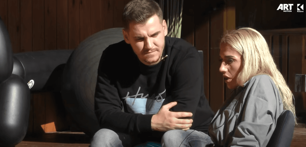 "A bën me na lënë vetë", Iliriana bëhet nervoze me banorët (VIDEO)