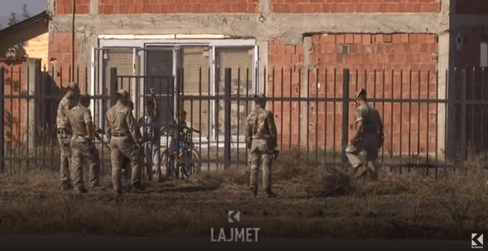 Aksioni vullnetar, KFOR-i largon gjarpërinjtë nga oborri i shkollës "Abetarja" (VIDEO)