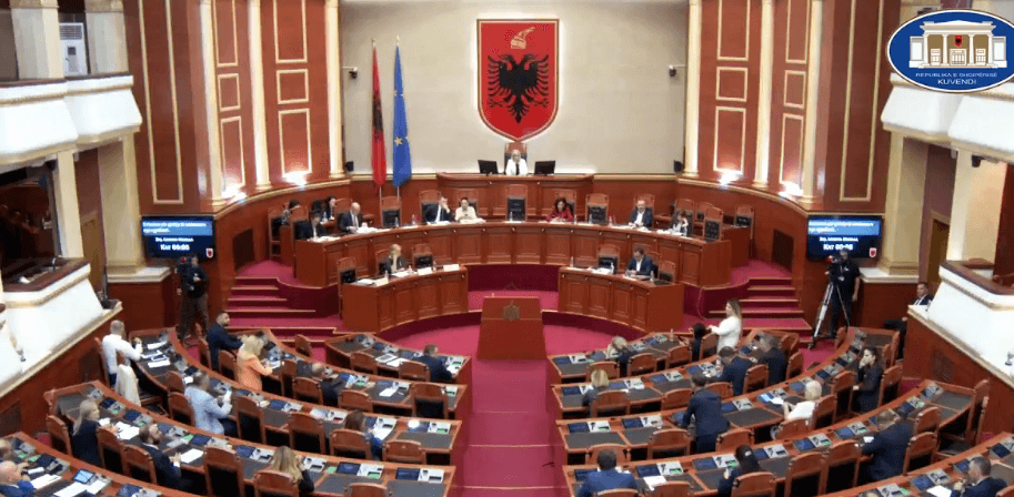 Parlamenti i Shqipërisë nderon heroin Afrim Bunjaku, nis seancën me një minutë heshtje
