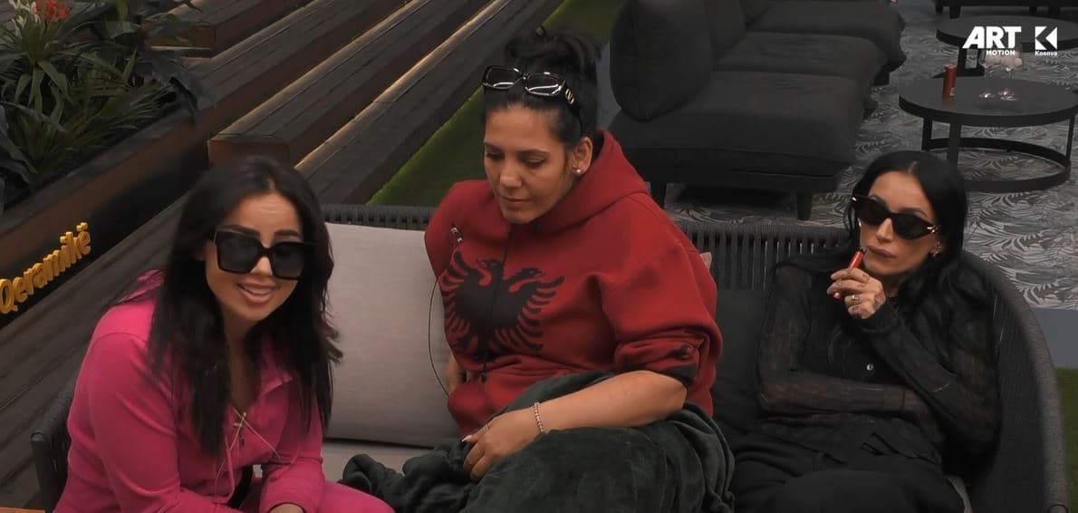 Lindita shfaq talentin në këndim, banorët e tjerë e duartrokasin (VIDEO)
