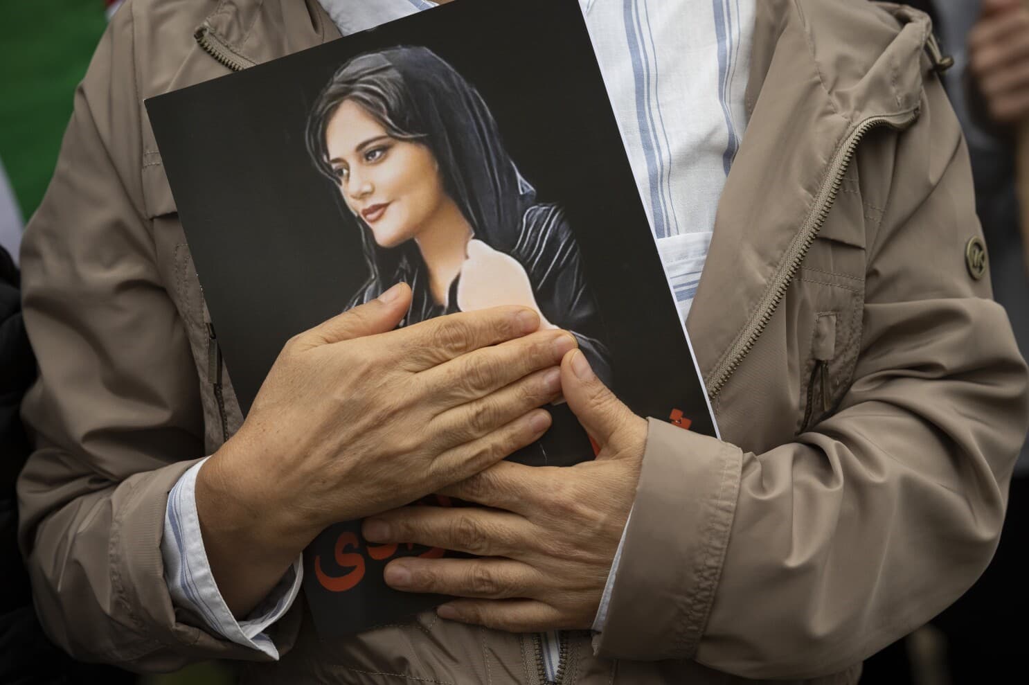 Mahsa Amini, 22 vjeçarja që vdiq në duart e policisë në Iran shpërblehet me “Saharov”