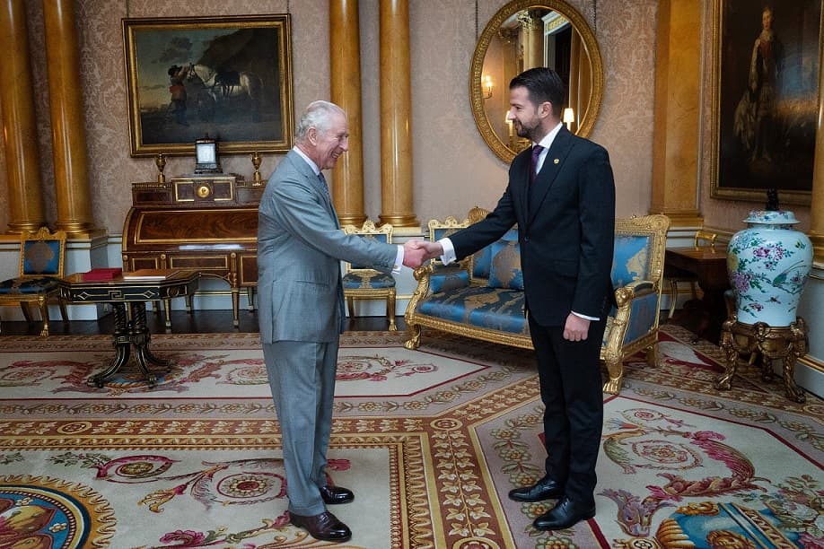 Milatoviq pritet në takim nga Mbreti Charles