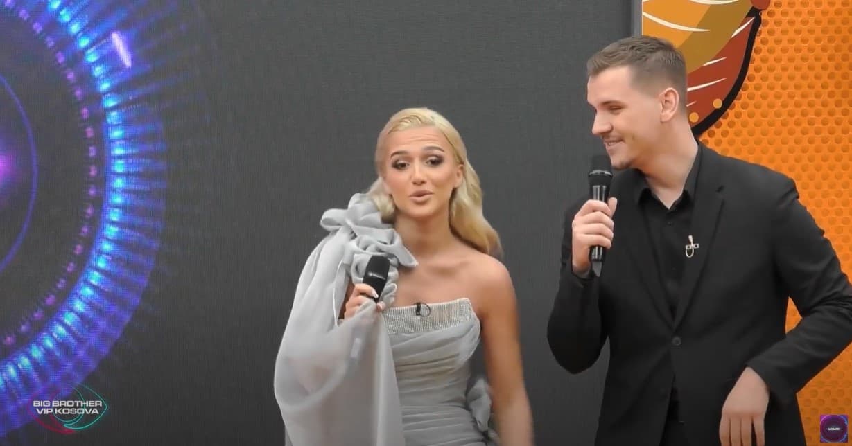 Banorët dalin në oborr, befasohen nga çifti që u bënë banorë duke kënduar për ta (VIDEO)