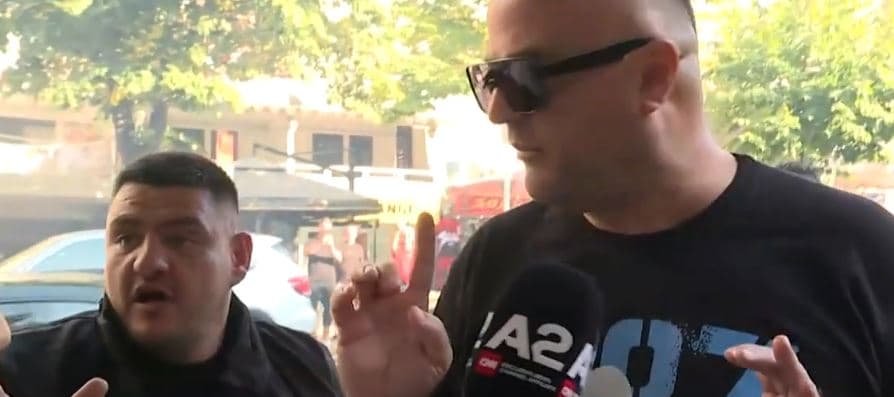 Plisat e "përshëndesin" live Serbinë (VIDEO)