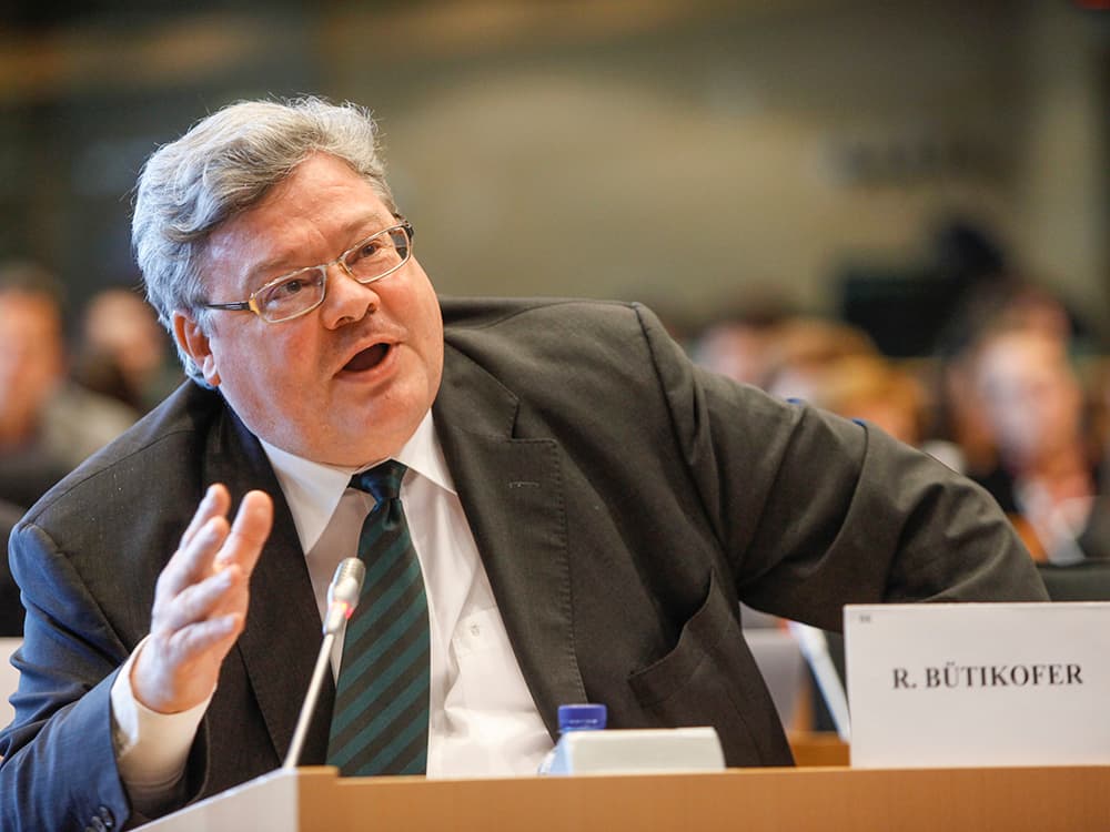 Deputeti gjerman: Vuçiqi po ia tregon gishtin e mesit BE-së