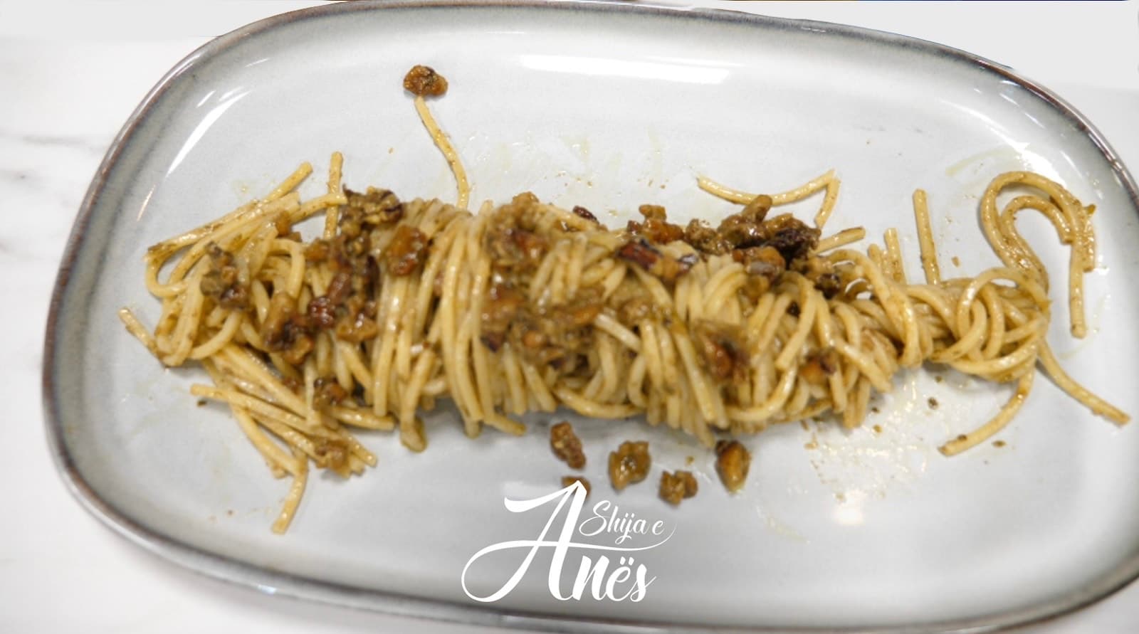 Receta nga "Shija e Anës": Shpageta me arra të pjekura dhe pesto (VIDEO)