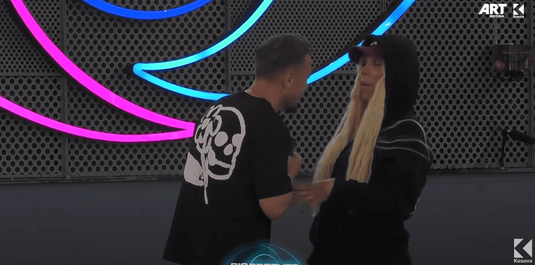 Edona dhe Blero të afërt me njëri-tjetrin, banorët brohorasin "puthe-puthe" (VIDEO)