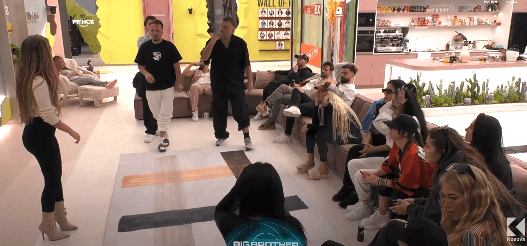 Loja me pantomime - djemtë kundër vajzave (VIDEO)