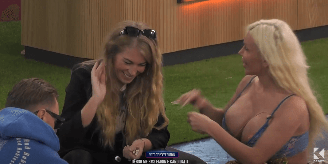 Monika dhe Edona në 'top formë', kënaqen duke qeshur së bashku (VIDEO)