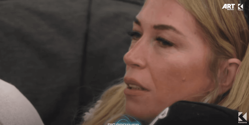 Adri interpreton këngë kushtuar fëmijëve, Monika e Blero shpërthejnë në lot (VIDEO)