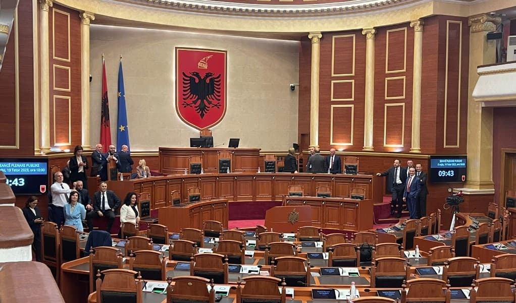 Deputetët e opozitës bllokojnë Kuvendin e Shqipërisë, nuk lejojnë nisjen e seancës