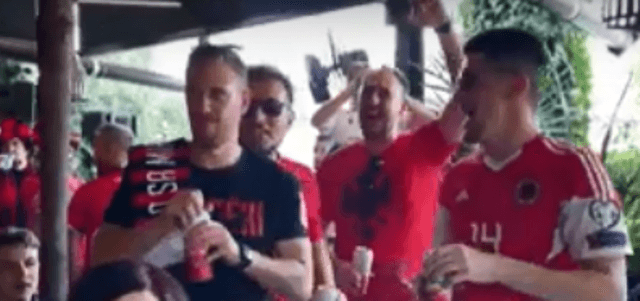 Atmosferë e zjarrtë para ndeshjes Shqipëri-Çeki: Tirana vishet "Kuq e zi"