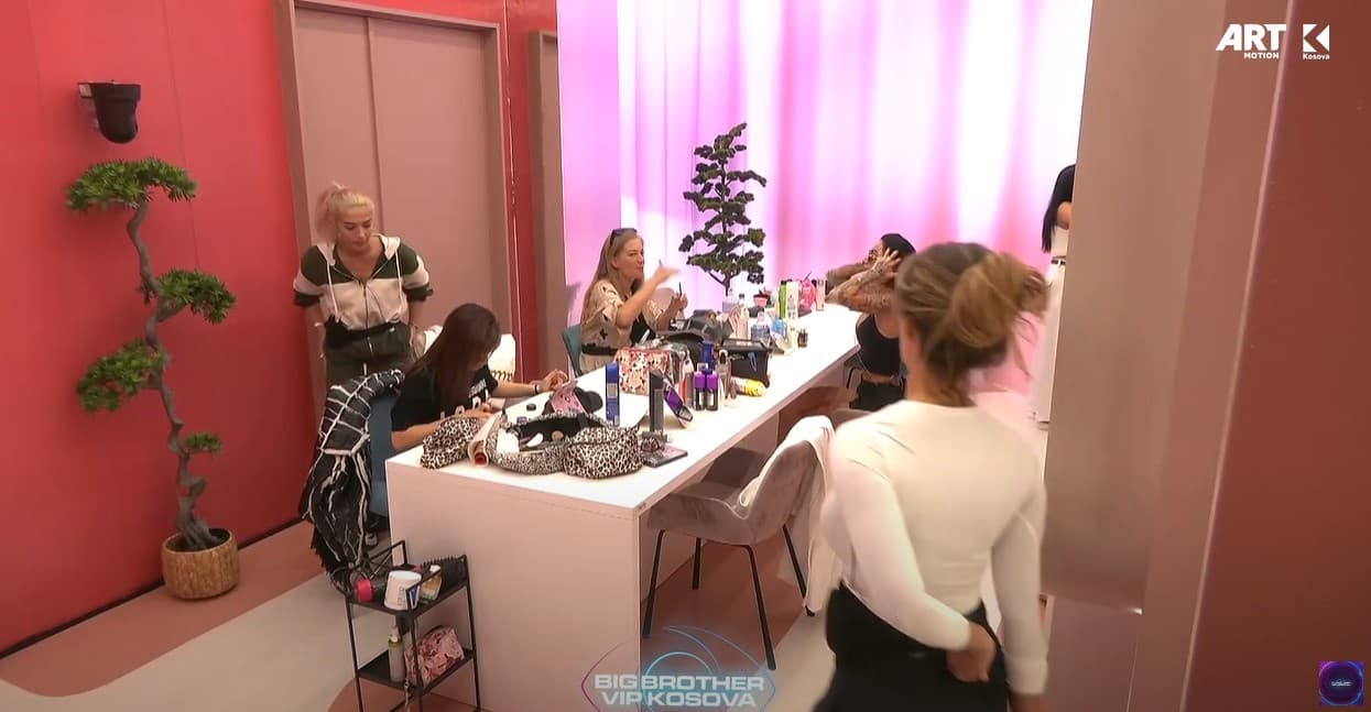 Meti merr vëmendjen e vajzave, ja si e komentojnë lojën e tij brenda shtëpisë (VIDEO)