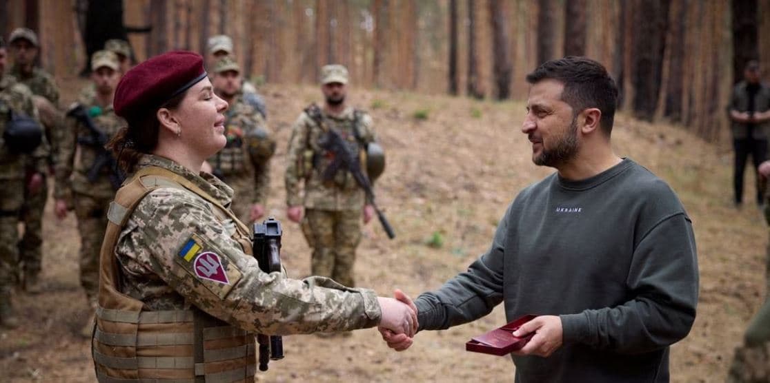 Zelensky i vizitoi trupat ushtarakë në verilindje të Ukrainës
