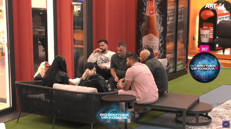 Adri dhe Iliriana i'u këndojnë banorëve këngë vajtuese (VIDEO)