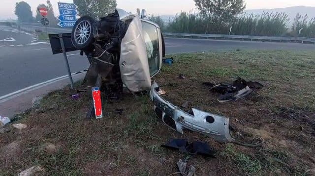 Dy kosovarë shpëtojnë mrekullisht pas një aksidenti të rëndë në Thumanë
