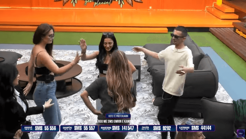 "O kur e pash oj nanë" - Adri i këndon Ganisë, të gjithë çohen për të kërcyer (VIDEO)