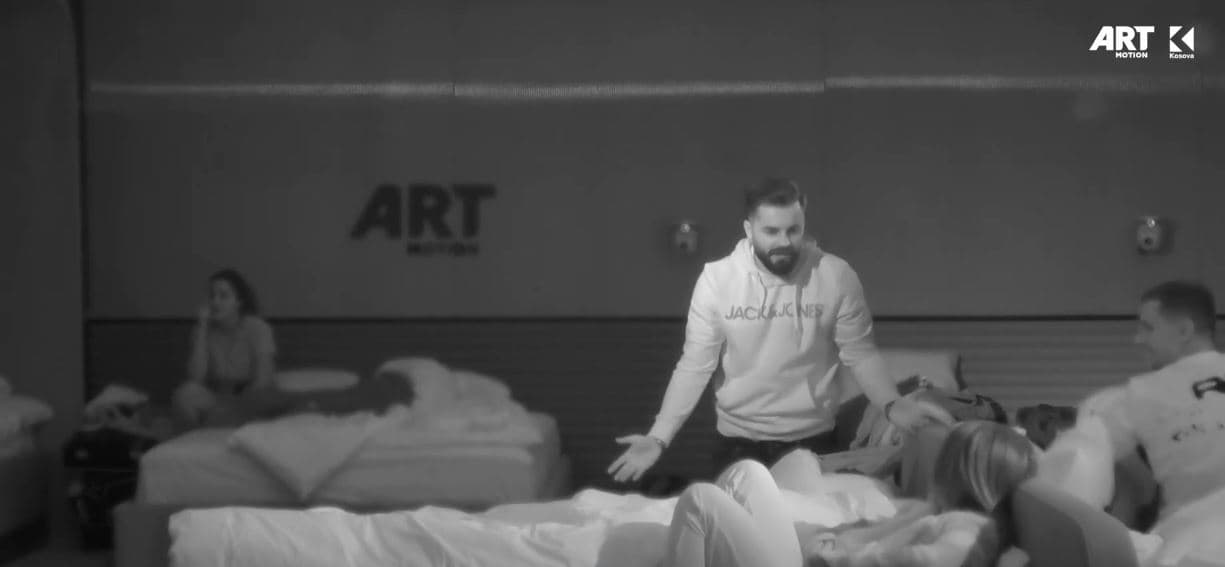 Momente gazmore, banorët ngacmojnë njëri-tjetrin (VIDEO)