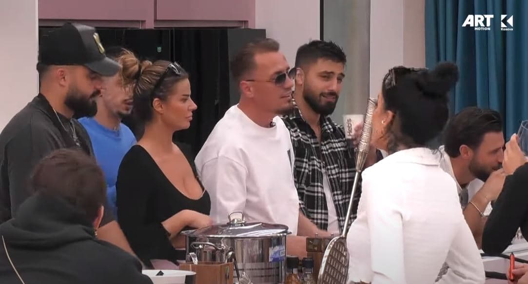 Banorët këndojnë këngë të Shpat Kasapit dhe vallëzojnë së bashku (VIDEO)