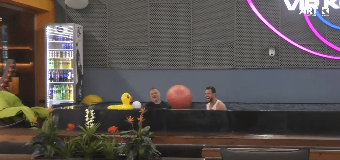 Banorët hyjnë me rroba në pishinë (VIDEO)