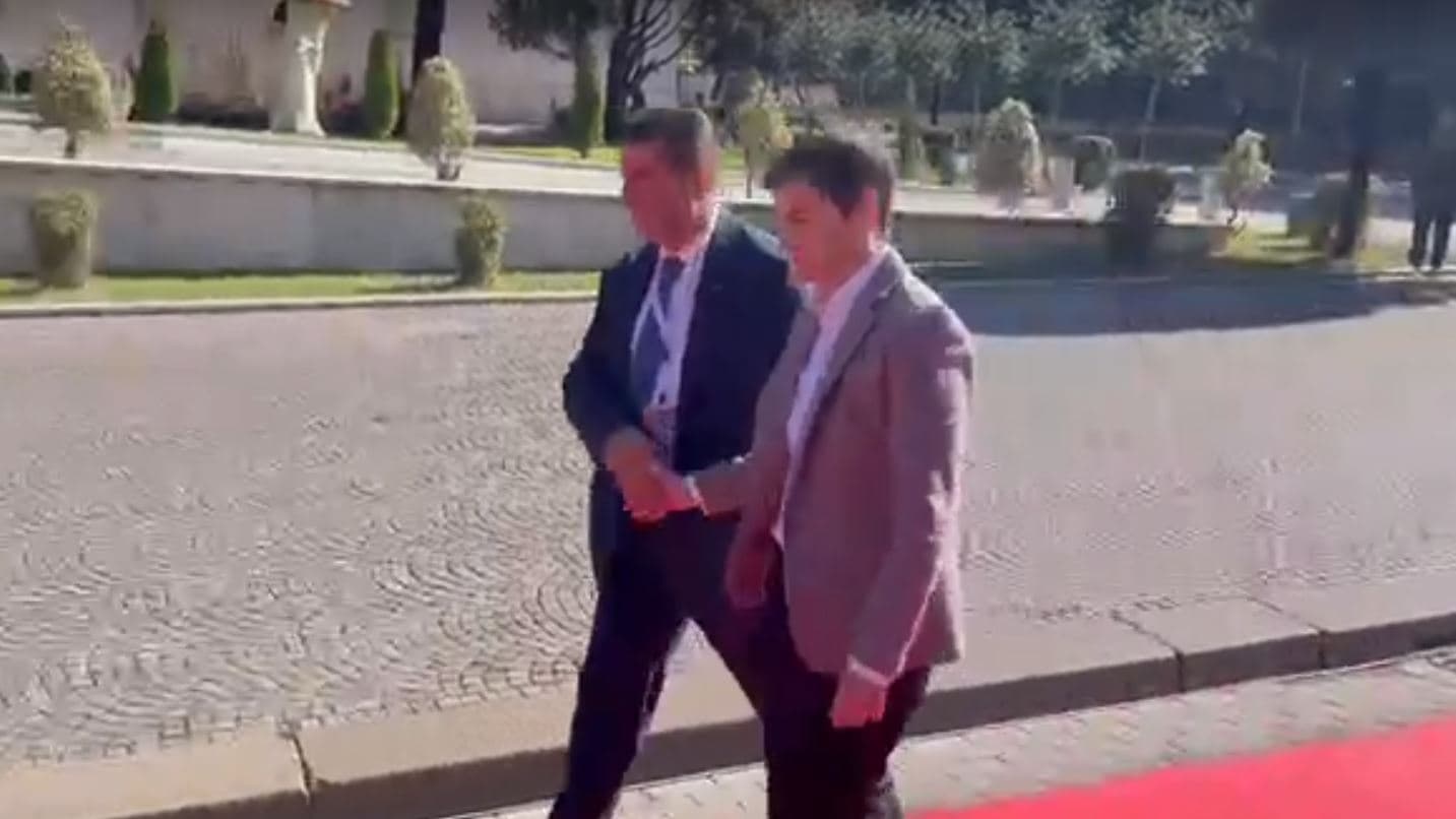 Bërnabiq mbërrin në Samitin e Berlinit në Tiranë (VIDEO)