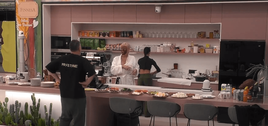 E bën edhe këtë Edona James, e lyen fytyrën me kafe (VIDEO)