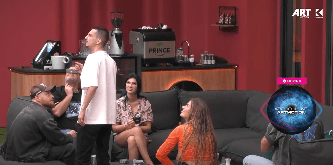 Ganiu frikësohet se po bëhet luftë jashtë, ndëgjon disa helikopterë që kalojnë afër (VIDEO)