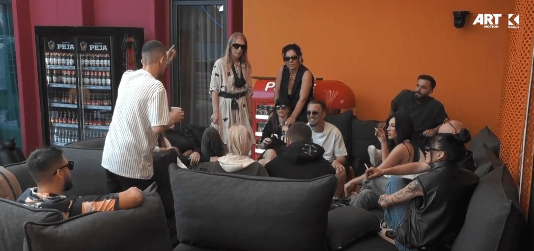 Santiana dhe Gani Gërmia diskutojnë diçka, ky i fundit godet tavolinën (VIDEO)