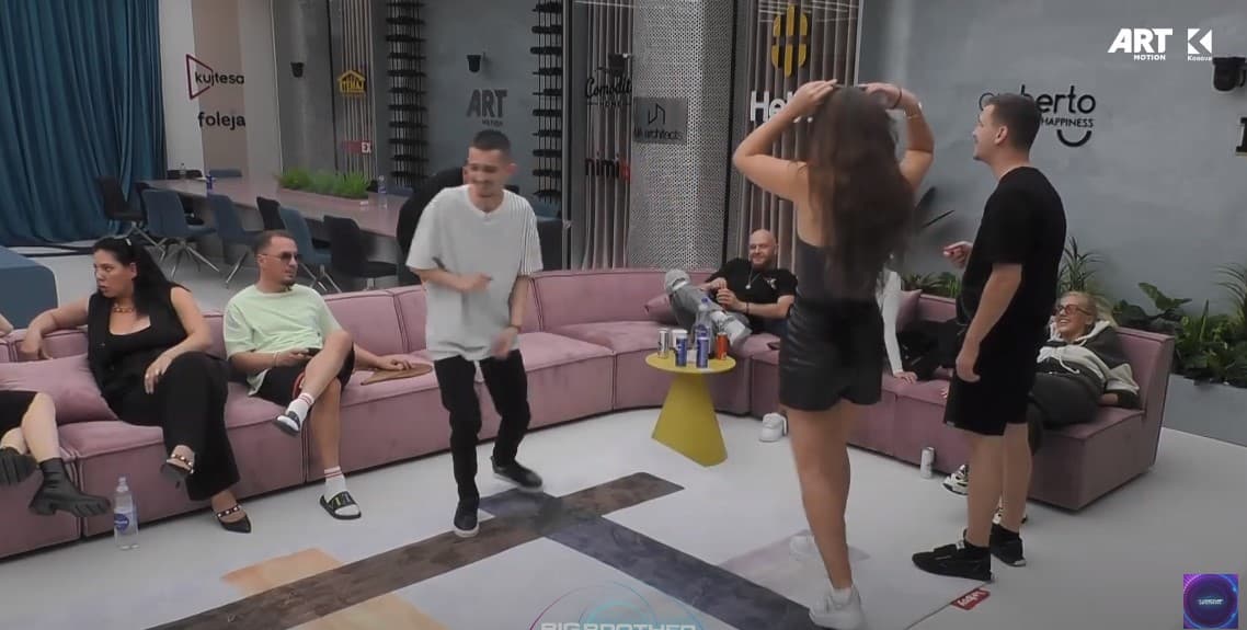 "I vetmi rast në botë që burri ka me mbath 'shtiklla'", - Gania shkakton të qeshura (VIDEO)