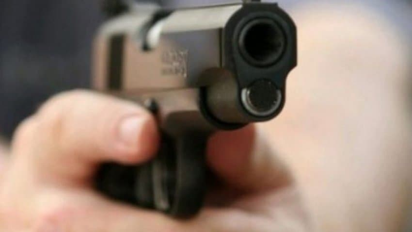 Pejë: Dikush gjuan me armë zjarri në drejtim të shtëpisë së tyre, dy persona njoftojnë policinë
