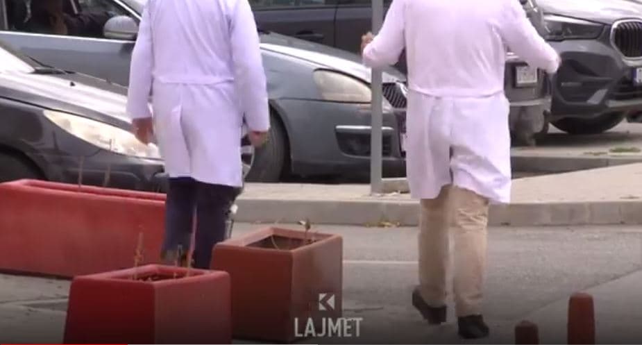 Rrahja në QKUK: Mjekët përgjaken aty ku dhurohet gjaku (VIDEO)