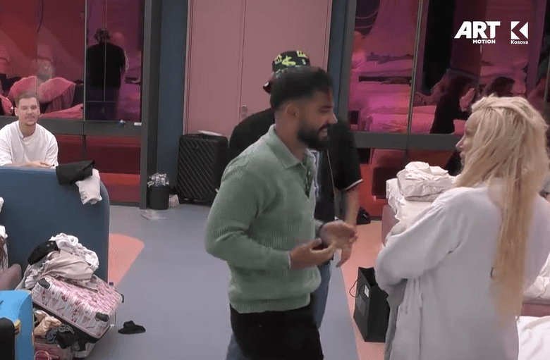 Momente gazmore mes banorëve, Edonës ia këndojnë këngën “Mamica” (VIDEO)