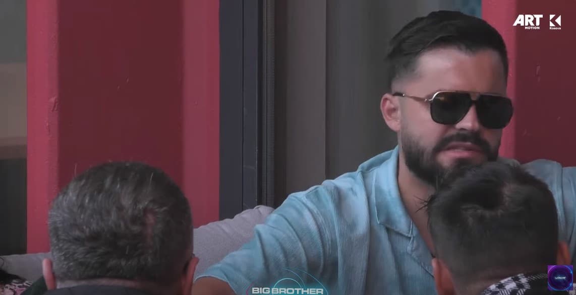 "Se unë ty të zgjodha", barcoleta me gjarpër e Metit i bënë banorët të qeshin (VIDEO)