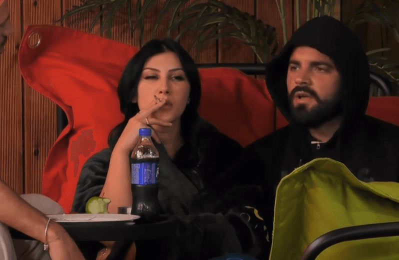 Meti ua tregon banorëve historinë interesante të një vajze (VIDEO)