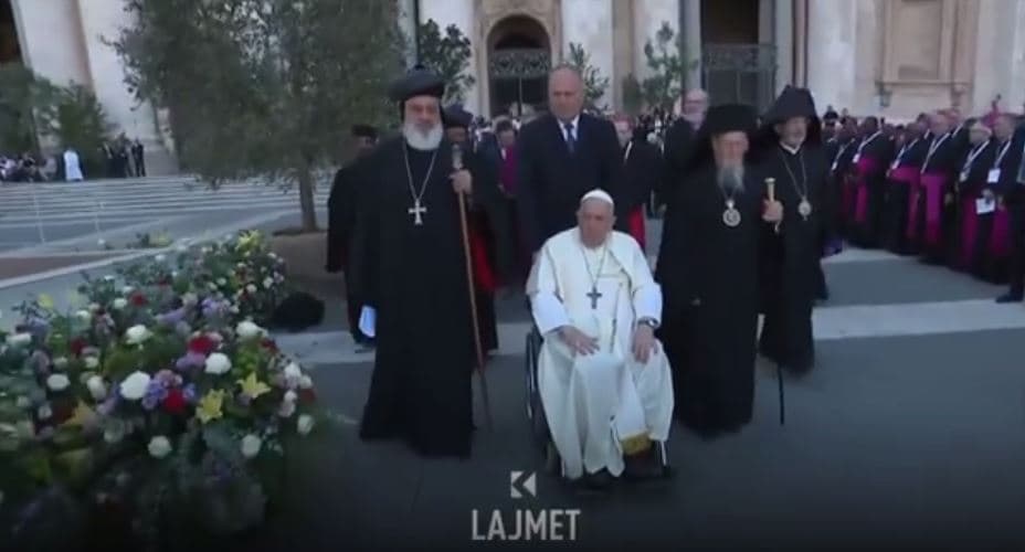 Martesat e homoseksualëve, Papa lë të hapur mundësinë e bekimit (VIDEO)