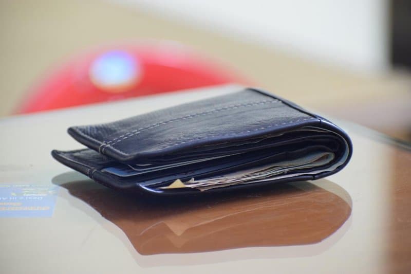 Portofoli me 10 mijë dollarë iu kthye pronarit pasi humbi në stacionin e trenit