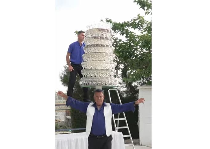 Qiprioti mban 319 gota vere në kokë - teksa kërcen (VIDEO)