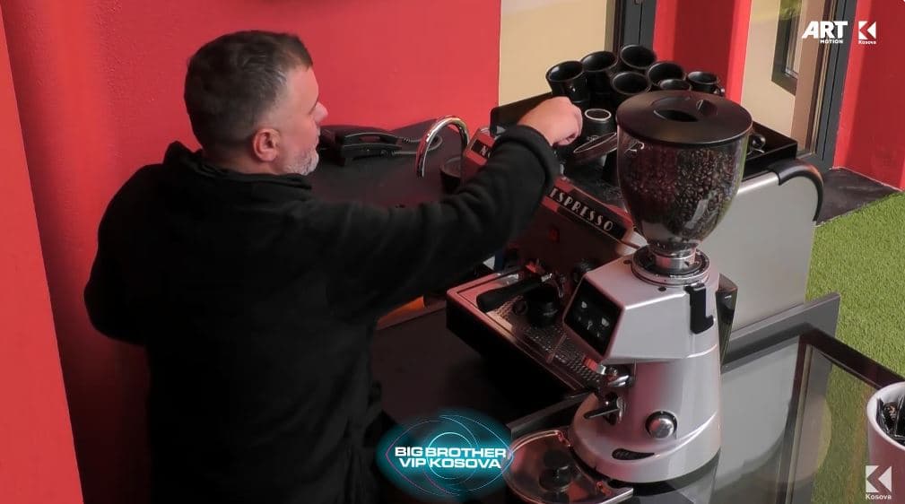 Ylli banori i parë që u zgjua, e nis ditën me kafe (VIDEO)