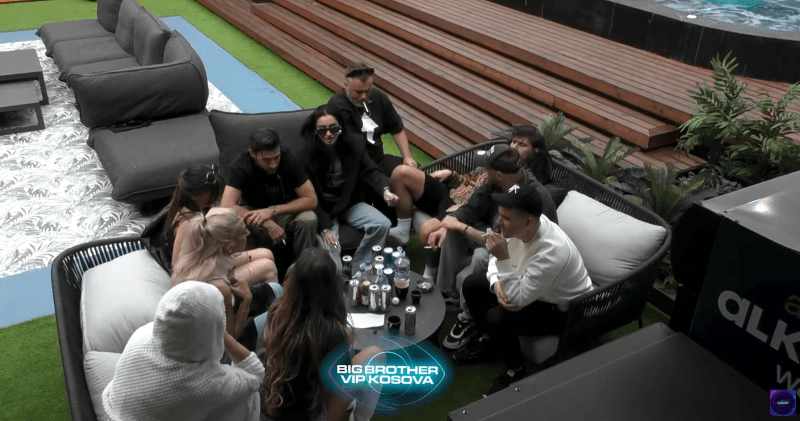 Banorët ia krisin këngës,i këndojnë dashurisë (VIDEO)
