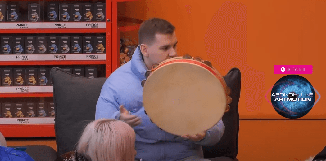 Adri i bie defit, banorët këndojnë këngë popullore "Ajshe belin me kollan" (VIDEO)