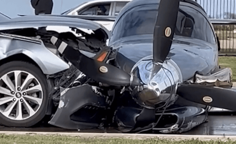 Një avion i vogël në Teksas përplaset me një veturë teksa bënte ulje emergjente (VIDEO)