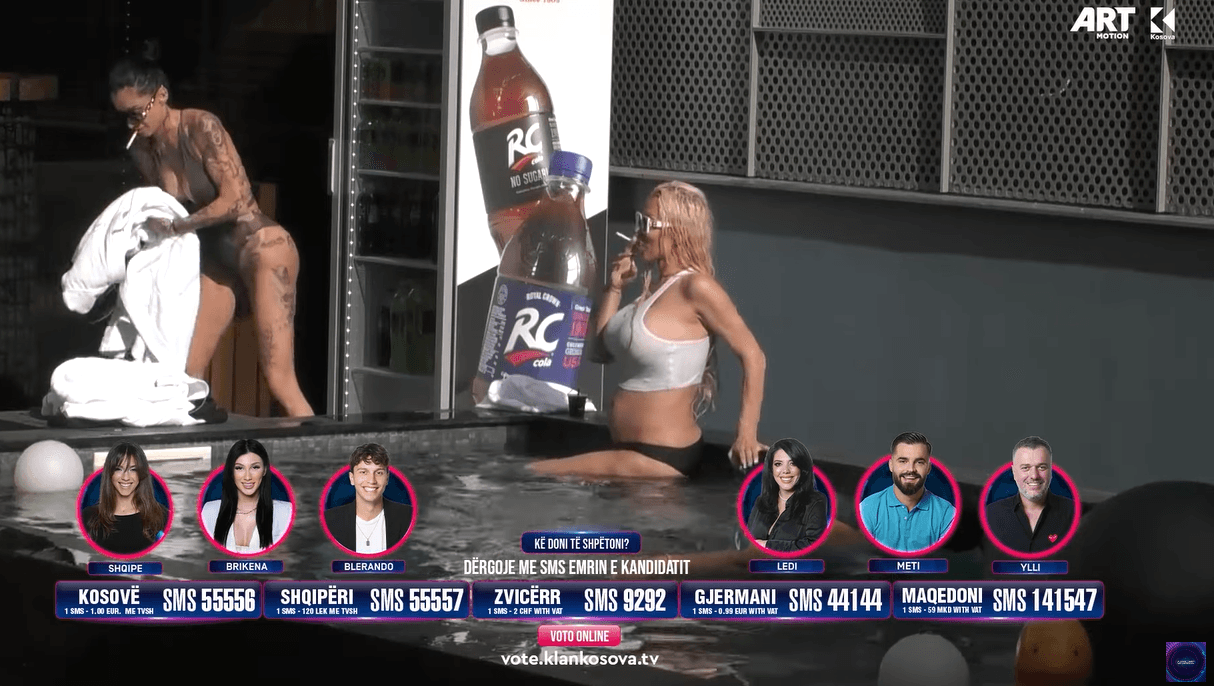 Vajzat shijojnë pishinën me mëngjes (VIDEO)